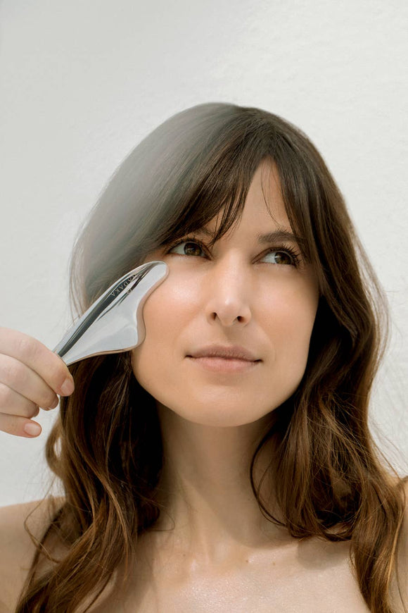 SŌLEIL Microcurrent Gua Sha. Lifts & Sculpts Face Muscles