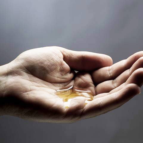 Beard Oil Softens, tames, nourishes beard.