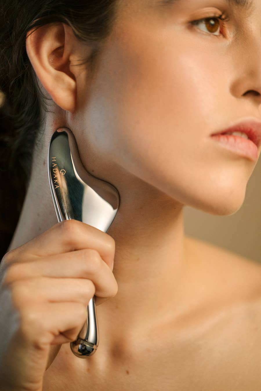 SŌLEIL Microcurrent Gua Sha. Lifts & Sculpts Face Muscles