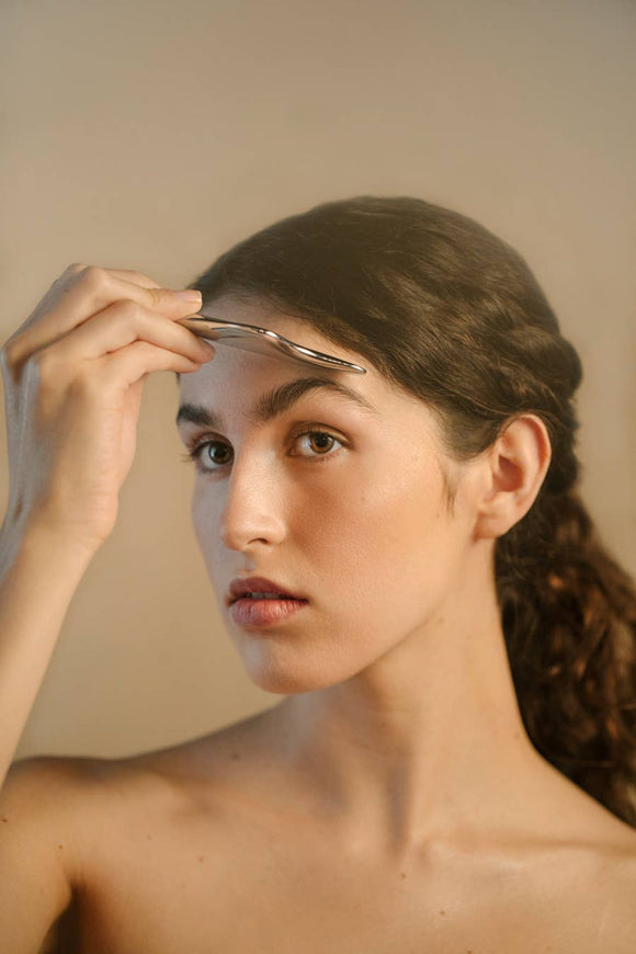 SŌLEIL Microcurrent Gua Sha. Lifts & Sculpts Face Muscles