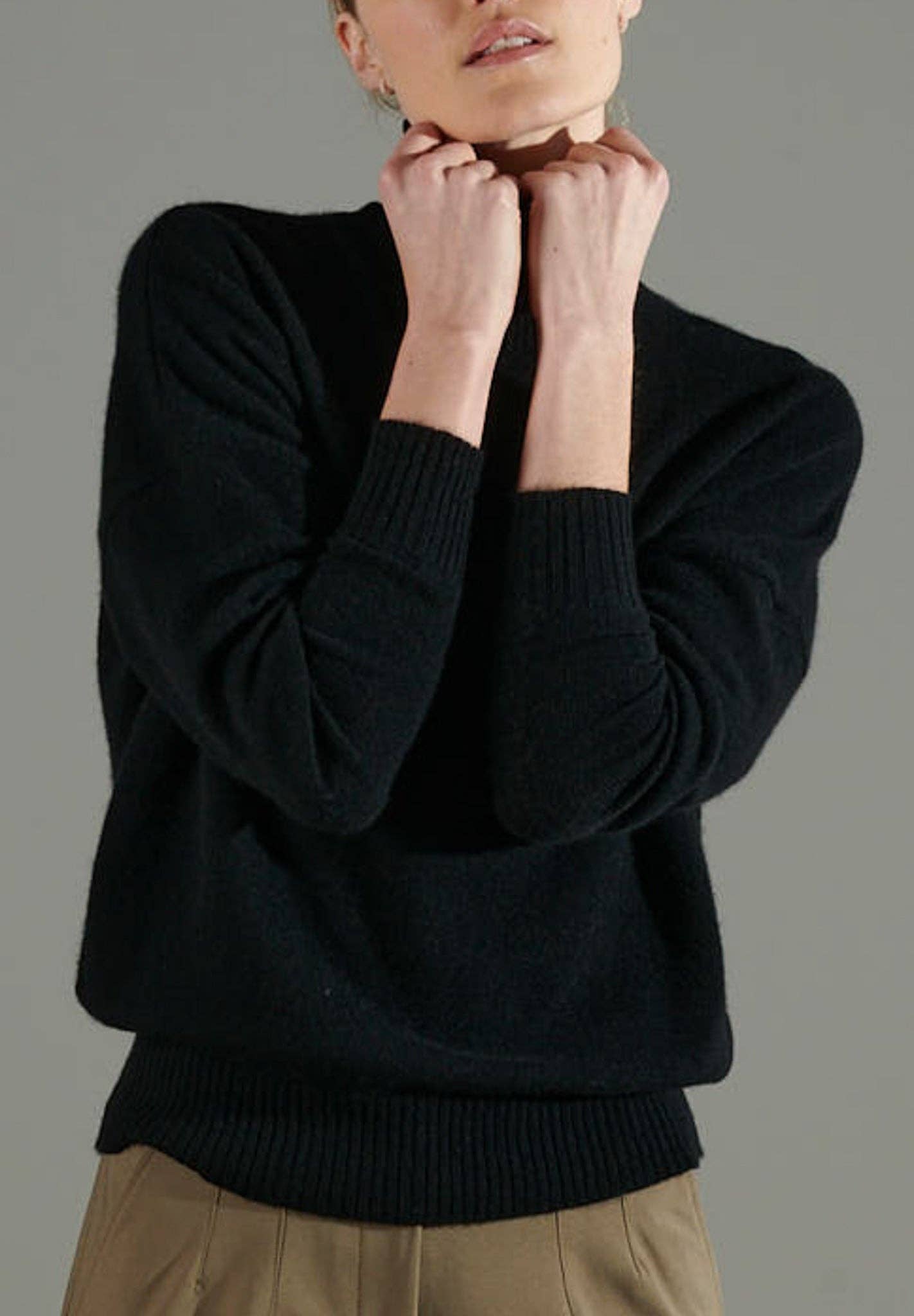 Studio Cashmere NAMI 7 Oversized Black Cashmere Turtleneck Sweater